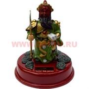 Куан Кун с качающейся головой на солнечных батареях